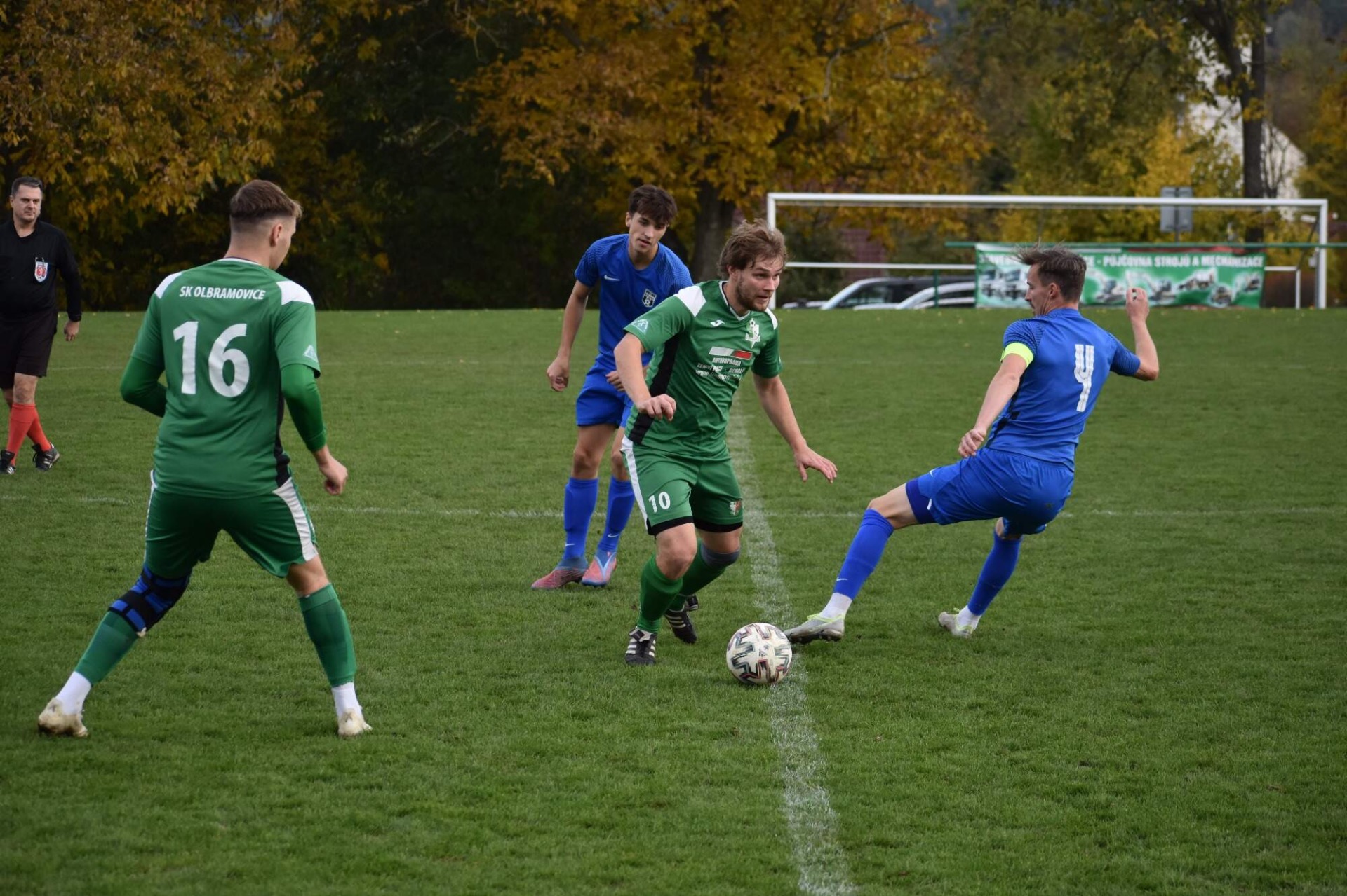 Petr Vyskočil dělá kličku Martinu Susovi. Zdroj: Tereza Opltová